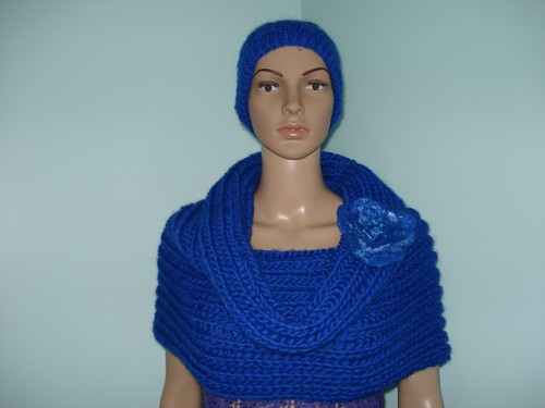 Royal blue hand - cable, knit