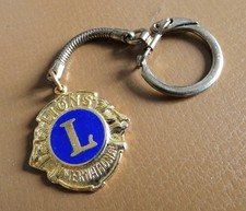 Ancien porte cle métal doré et émail LIONS CLUBS  INTERNATIONAL
