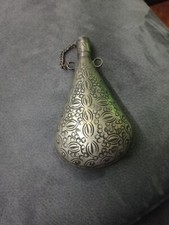 Ancienne poire à poudre en métal ciselé – 12 x 8 cm – 83 g – bouchon à chaînette