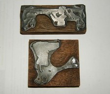 2 PLAQUE IMPRIMERIE PLOMB  SUR BOIS  DECOR PERSONNAGE ART NOUVEAU 1900