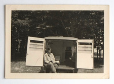 Militaire soldat pose camion