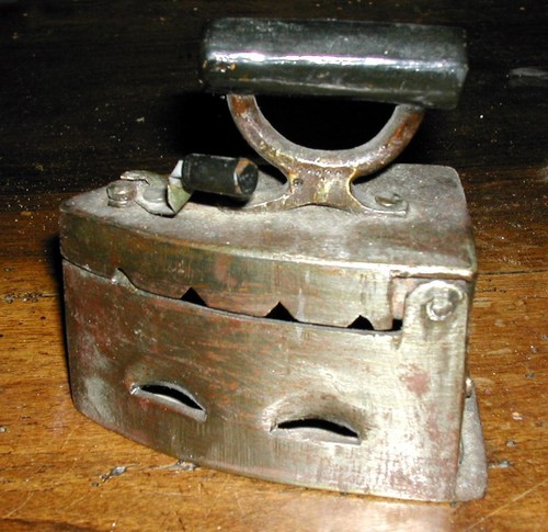 Ancien petit fer - À, repasser