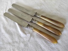 Lot 3 anciens Couteaux de table, manche en corne Courtoisnon à Paris Vintage