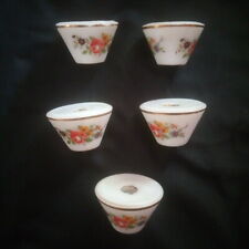 Cinq bobèches en porcelaine