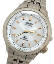 Montre solaire en titane