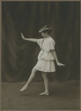Jeune fille s'essayant à la danse classique. Paris 1920. Voir signature.