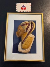 Décoration murale représentant le profil en pierre d’une femme africaine