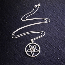 Collier pentagramme inversé