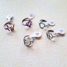 Lot de 5 bagues – acier inoxydable irisé – tailles assorties – motifs fantaisie