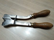 Ancien outil de métier, ancienne pince à plomber. Bon état.