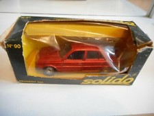 Peugeot 305 solide en rouge au