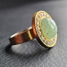 Bague imposant chaton bouclier pierre centrale verte bombée taille réglable 