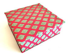 Boite ancienne à couture avec tissus provençale rouge