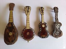 Lot de 4 instruments de musique miniatures plaquage d'écaille de tortue et nacre