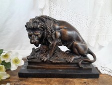 Bronze lion et phacochère