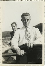 PHOTO ANCIENNE - VINTAGE SNAPSHOT - HOMME ÉLÉGANCE BATEAU BARQUE MODE RAMEUR