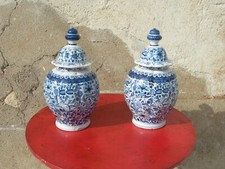 Paire de vases de Delft ancien décor aux putti