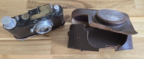 Leica noir - d), —