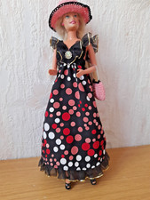 Robe romantique noire à pois