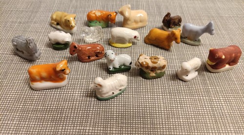 Lot 17 feves - -,