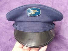 La poste - PTT : Ancienne casquette de facteur 1980 - insigne métalique -