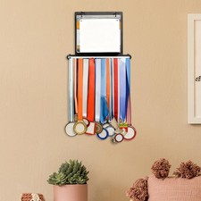 Porte-médailles mural