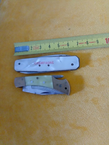 Petits couteaux dont - petits,