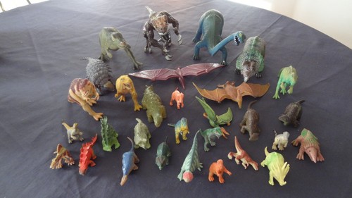 Lot dinosaures modèles - 30,