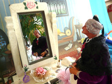 SUPERBE SANTON ARLESIENNE SIMONE JOUGLAS   DEVANT  SA COIFFEUSE