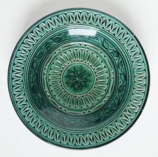 Plat poterie émaillée artistique Maroc SAFI décor inciser  fond vert 20ème