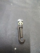 Crochet fixation panier roue