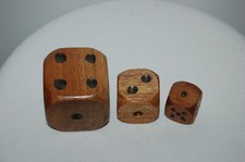 JEU DE DÉS EN BOIS SCULPTÉS