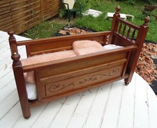 Grand lit de poupée, décor oiseau, ancien ?