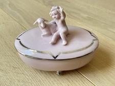 Charmante Boite en Porcelaine Enfant à l'agneau Art Déco Rose Poudrée