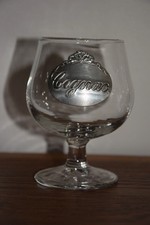 Verre à cognac et écusson en