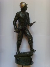 290- Statue de pompier en régule signée Weisse sur pied en marbre, TBE