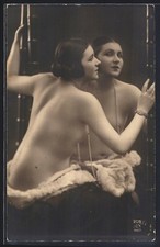 AK Femme À Poitrine Nue Se