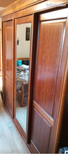 Grande armoire en bois mélaminé avec portes coulissantes et miroir