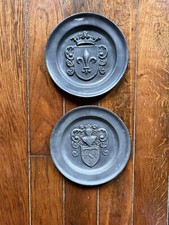 Deux Assiettes Décoratives Étain Maison Nobles Chateau Fleurs De Lyses Armoiries