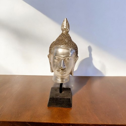 Une tête bouddha sur - une,