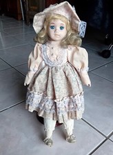 Poupée ancienne sur socle