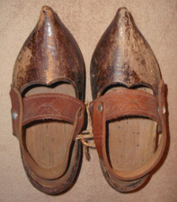 Ancienne paire de sabots bois enfant