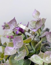 Bague or blanc centrée d'un carré pavé de 9 petits diamants Or 375 Millième (9 