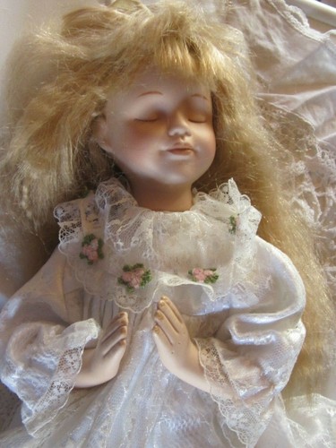 Ancienne jolie poupée - et,