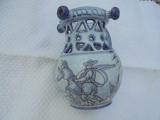 Faïence de Nevers pichet trompeur signé De Conrad A Nevers Montaignon