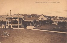 CPA 14 TROUVILLE SUR MER LA PLAGE LE JARDIN PUBLIC
