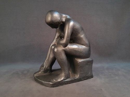 Sculpture féminine assise - féminine, en
