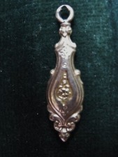 PENDANT anc. pour DORMEUSE PLAQUé OR Hauteur: 2,8 cm PENDANT UNIQUE décor FLEURI