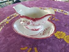 Saucière Sur Plateau Terre de