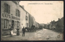CPA Larochepot /Côte-d´Or, Grande-Rue avec Café Bouzereau et charrette à cheval 